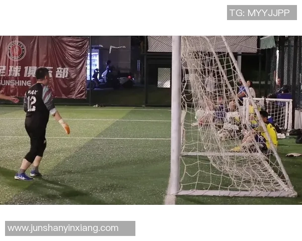 足球明星精彩瞬间转圈射门技术展示与精彩图片解析